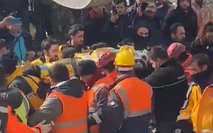 Bir anne ve çocuğu sağ çıkarıldı (VİDEO)