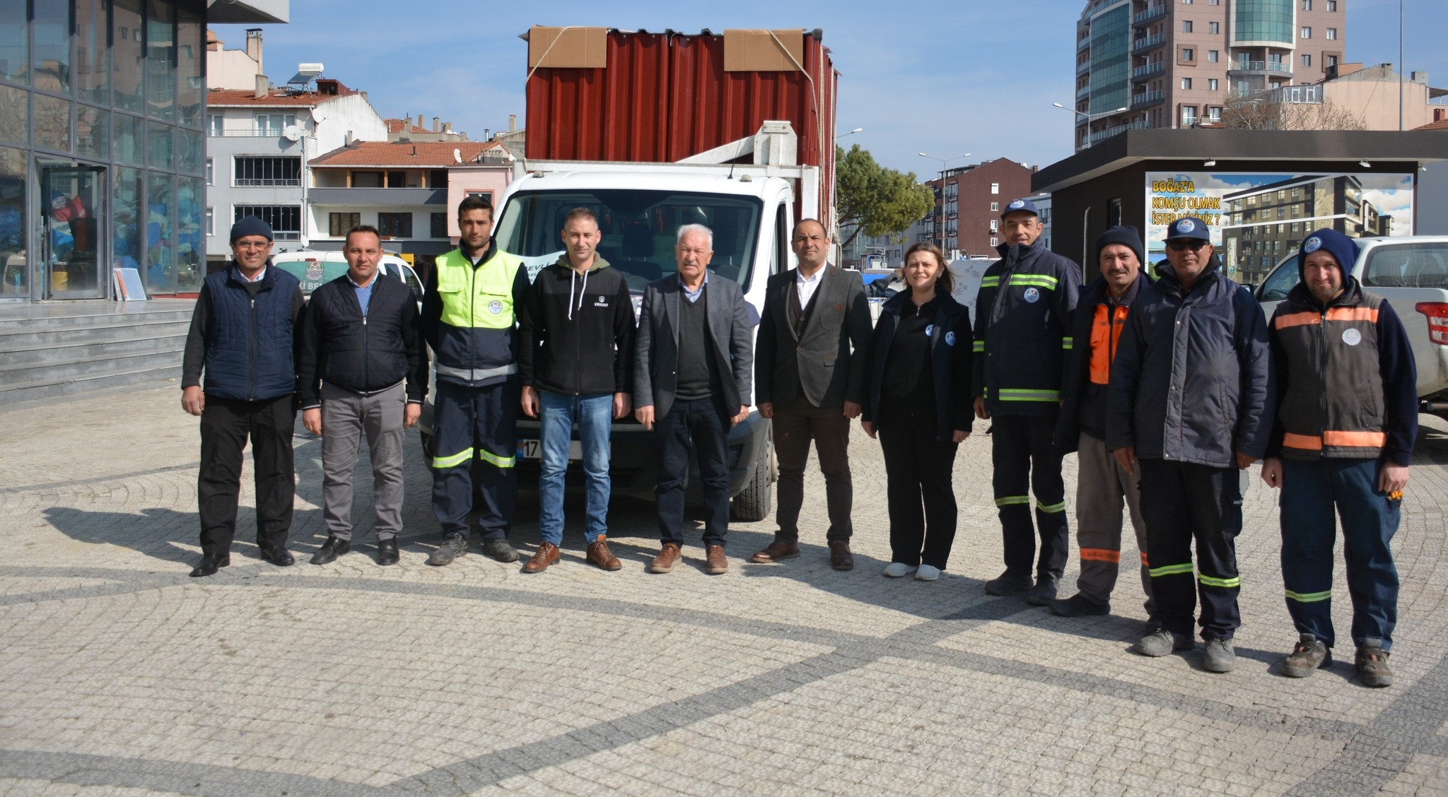 Lapseki deprem bölgesine yardımlarını sürdürüyor