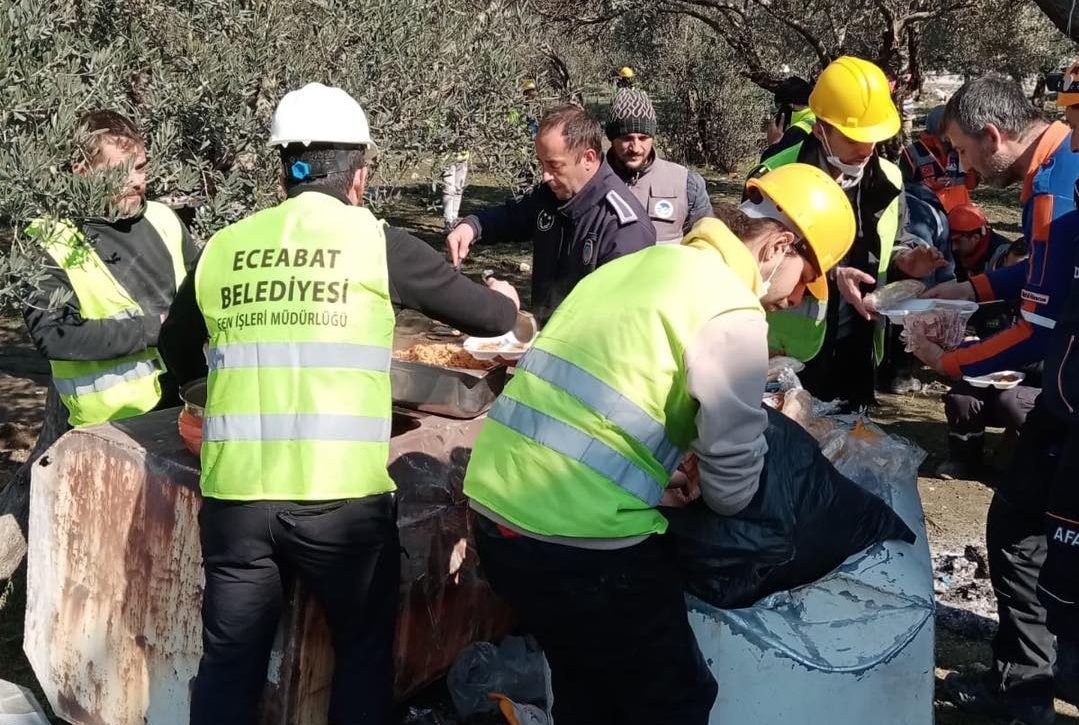 Eceabat’tan depremzelere ikramlar