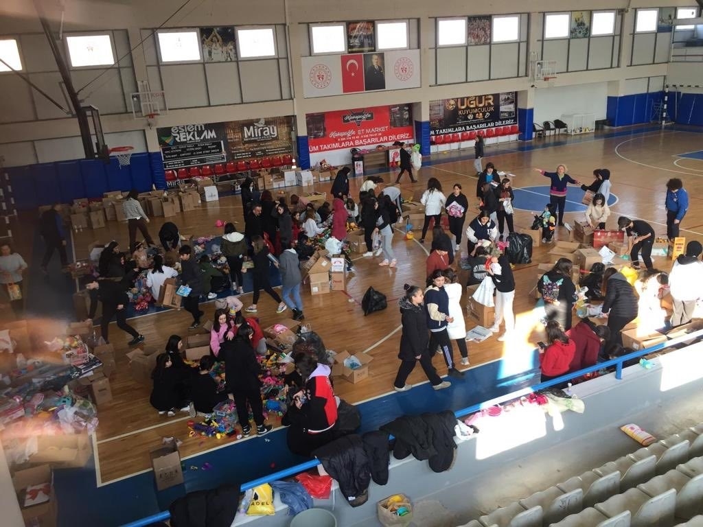 Oyuncak ve malzeme topladılar