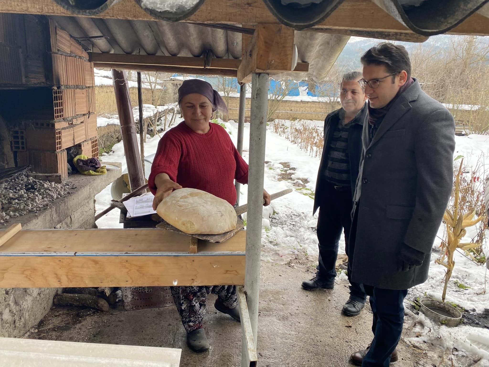 Depremzedeler için ekmek yapılıyor