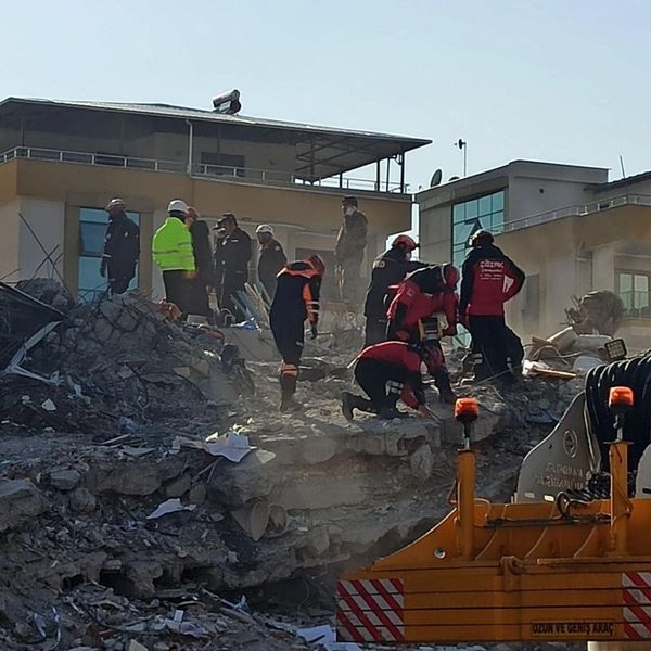 İl Özel İdaresi enkaz çalışmalarına katıldı