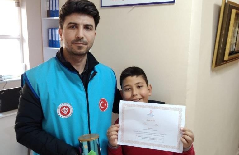 Kumbarasını bağışladı