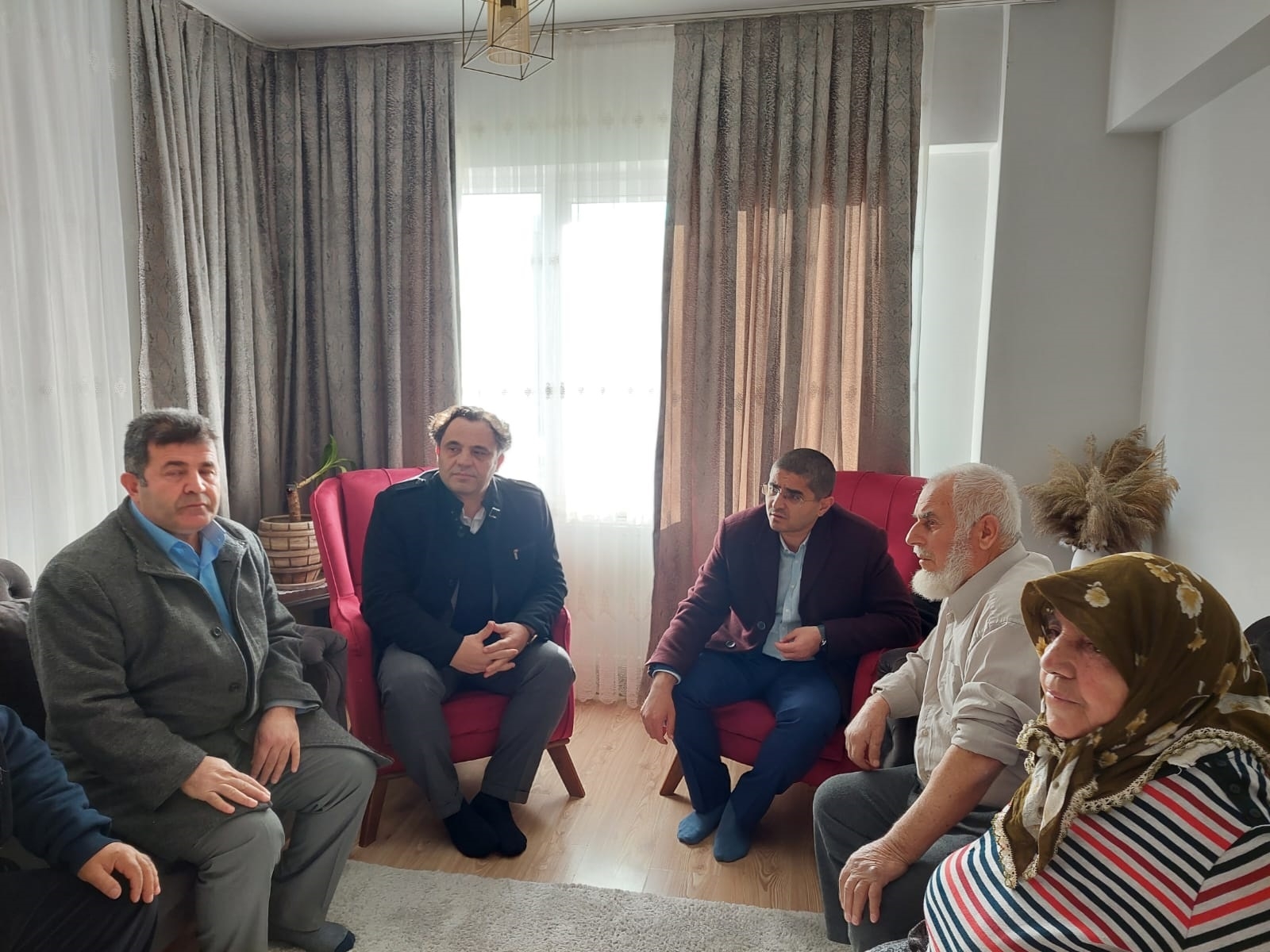 Kaymakam Doğan, depremden etkilenen aileleri ziyarette bulundu