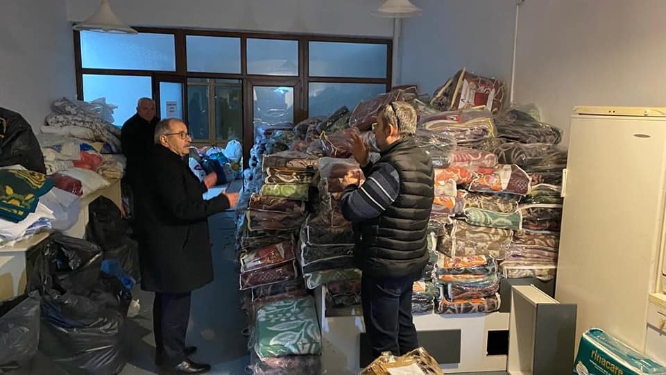 Gelibolu’da deprem bölgesi için yardım yağıyor