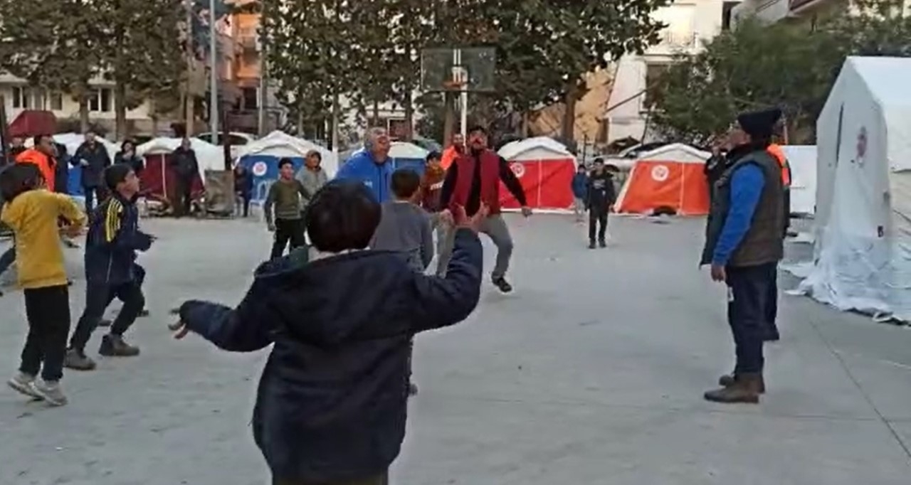Deprem bölgesinde çocuklar ile maç yaptılar (VİDEO)