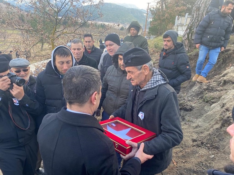 Depremde vefat eden Mercan ailesi ebediyete uğurlandı