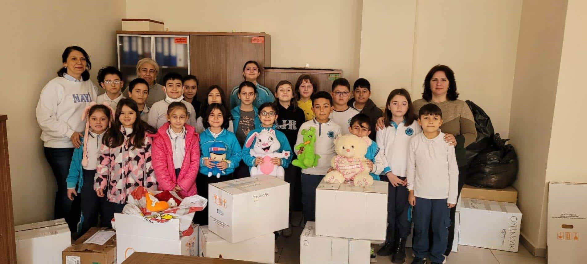 Oyuncaklar depremzedelere gönderildi