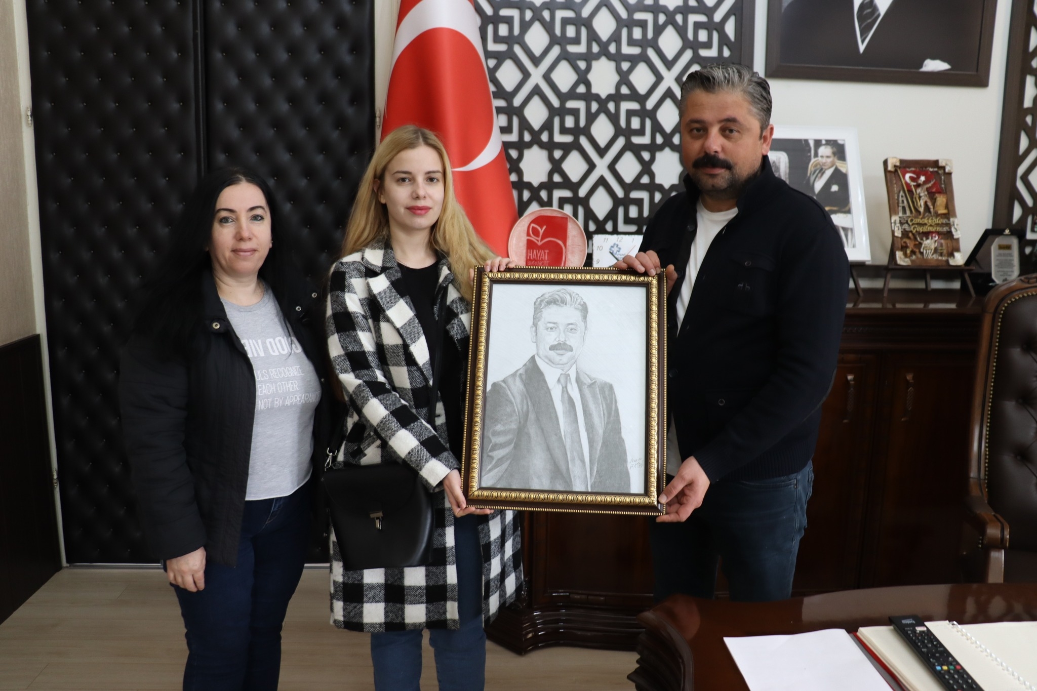 Çizdiği portresini hediye etti