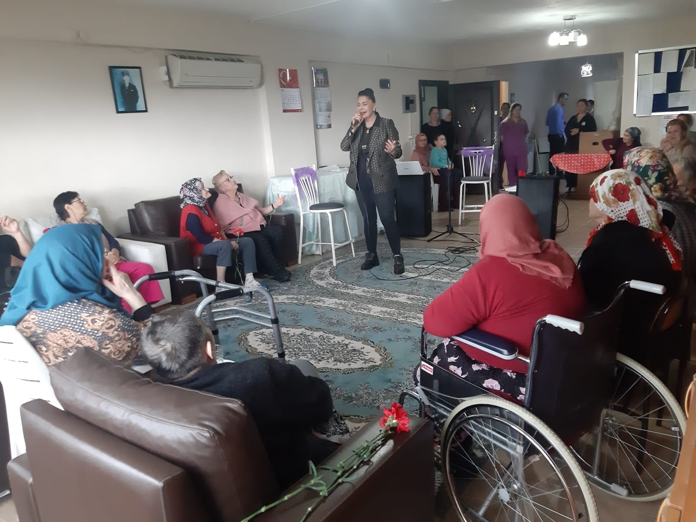 Betül Özalp Huzurevi sakinlerine mini bir konser verdi