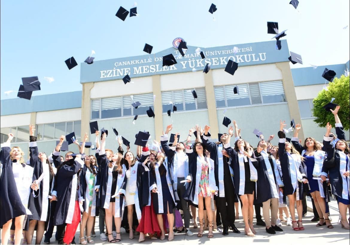 Ezine’de mezuniyet coşkusu