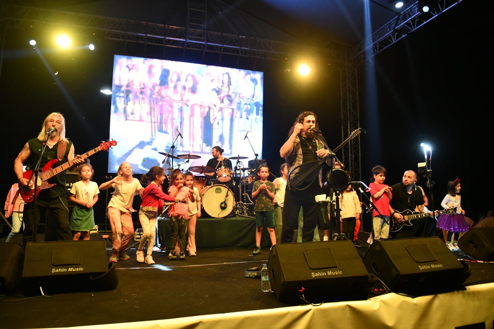 “Necati ve Saykolar” Özgürlük Parkında Sahne Aldı