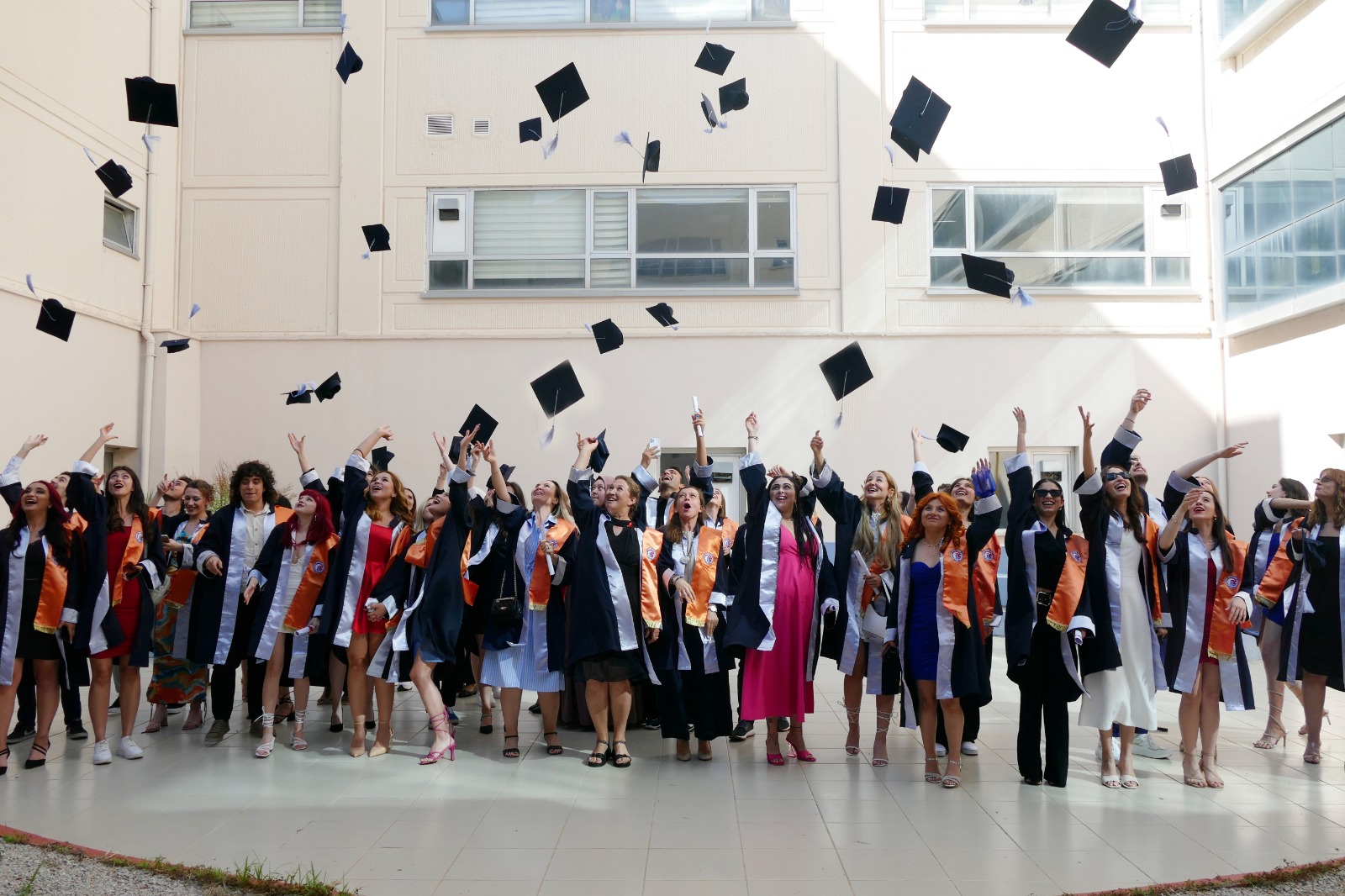 Güzel Sanatlar Fakültesi Mezunları Diplomalarını Aldı