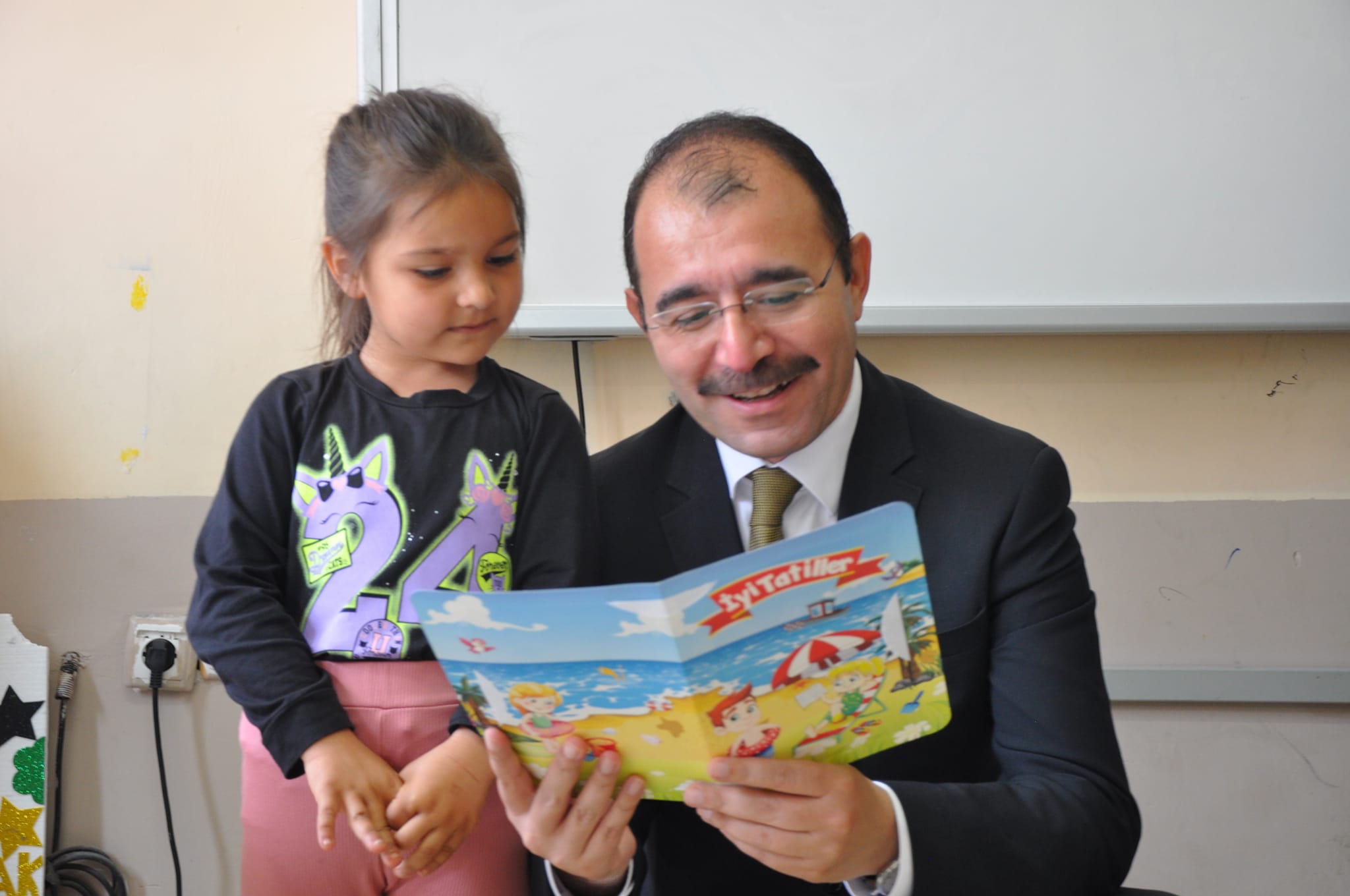 Kaymakam Dolu, öğrencilerin karne sevinçlerine ortak oldu