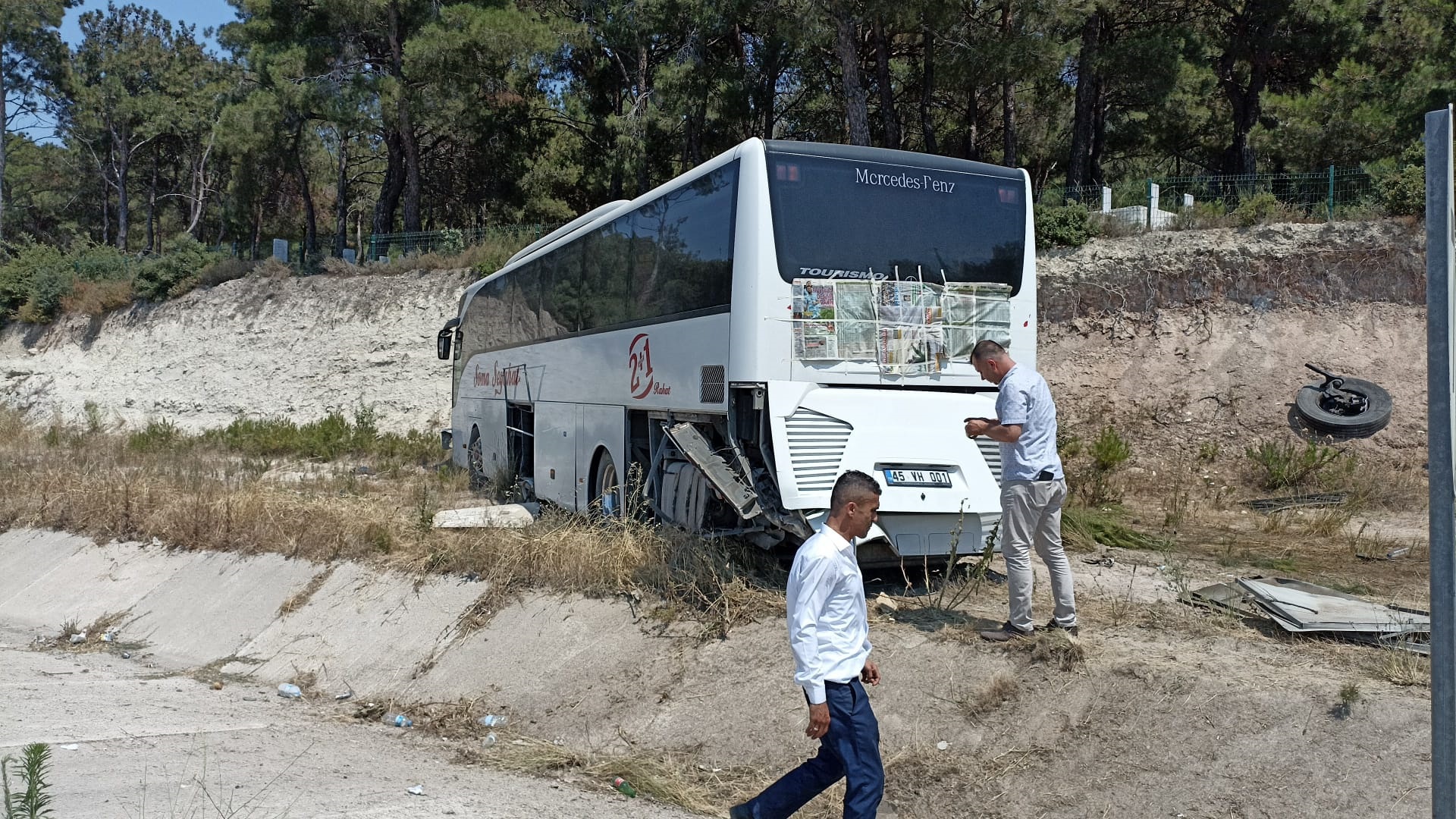 Yolcu otobüsü yoldan çıktı