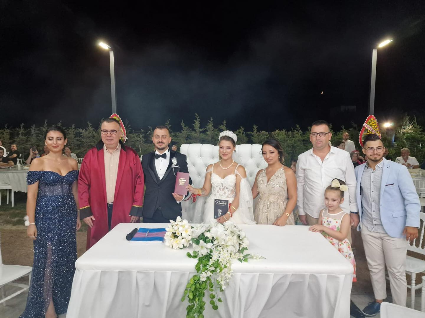 Dünya evine girdiler