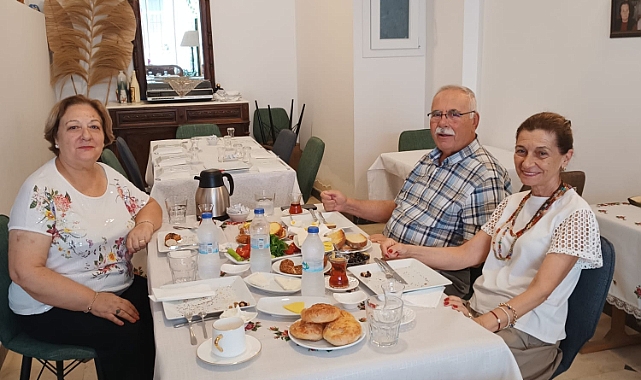 Akpınar, Çeşme&#039;de Başkan Gökhan ve eşini ağırladı