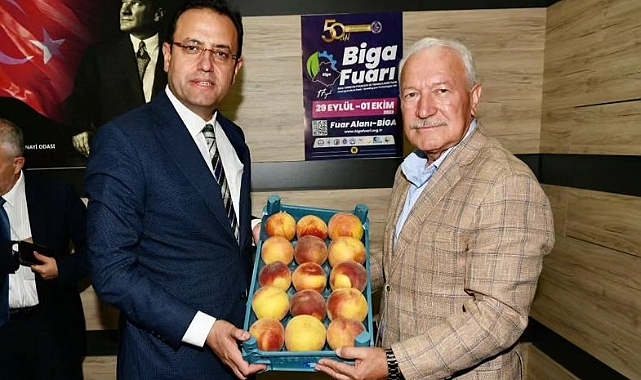 Bakan Yardımcısı’na Şeftali Takdim Etti
