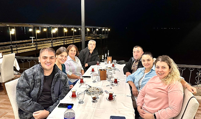 Akşam yemeğinde buluştular