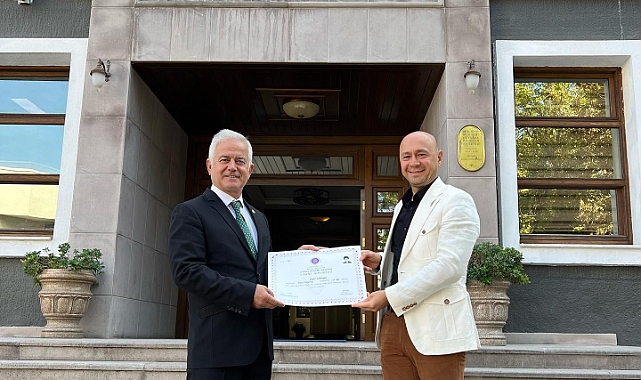 Diplomasını aldı