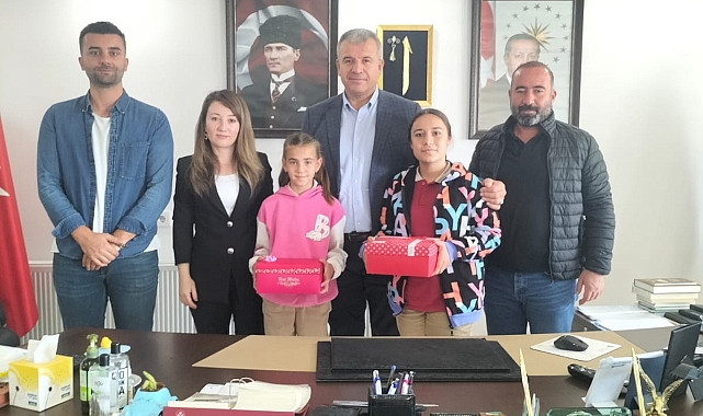 Elbi başarılı öğrencilere hediyelerini verdi