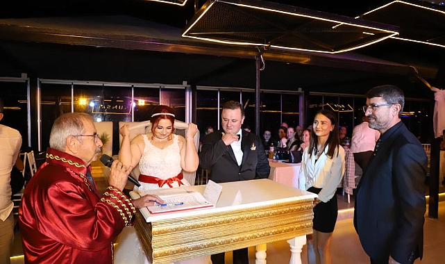 Genç çiftin nikahlarını Mustafa Özacar kıydı