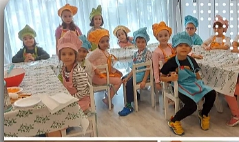 Minik aşçılar kek yaptı