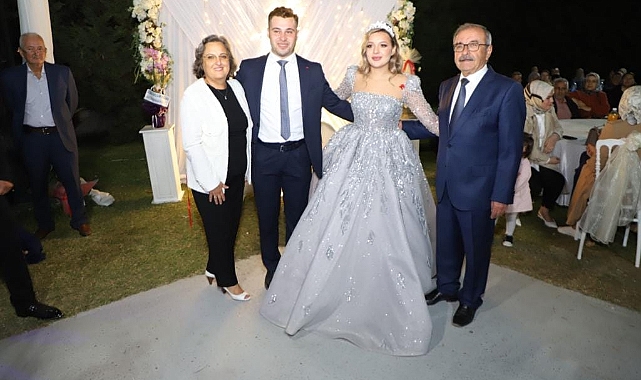 Özacar genç çiftin mutluluğuna ortak oldu