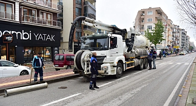 Atatürk Caddesinde Temizlik Çalışmaları Hız Kesmeden Devam Ediyor