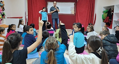 Çanakkale’de çocuklar Karagöz ile güldüler