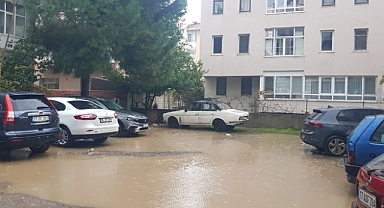 Her yağmurda şehrin kalbindeki göl manzarası