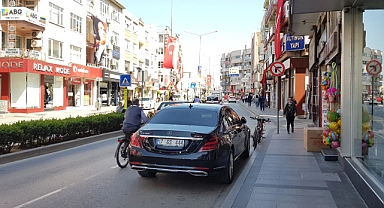 Araba da plakası da yakıyor