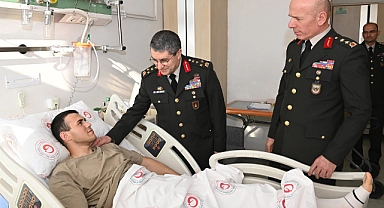 Orgeneral Bayraktaroğlu’ndan yaralı askerlere ziyaret