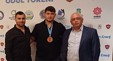 Serhat Tekin madalyasını aldı