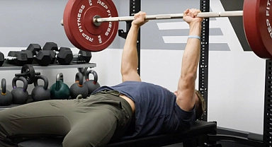 Bench press makinası ve bench press: vücut geliştirmenin temel taşları