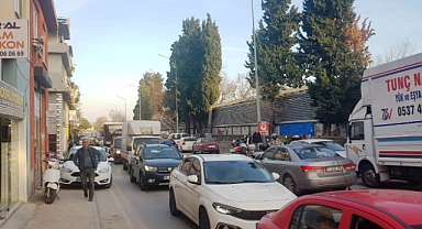 Sürücüler de yayalar da Çanakkale trafiğinden yaka silkiyor