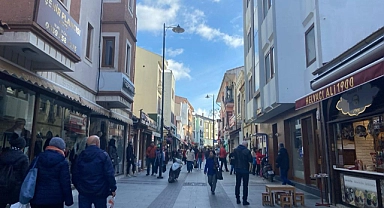 Çarşı Caddesi tekrardan hareketlendi
