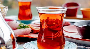 Çayın Hikayesi: Kökeni, Yayılması ve Türkiye'deki Yetiştiriciliği