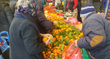 Cuma Pazarında mandalinaya yoğun ilgi