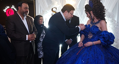 Erkek, genç çiftin yüzüklerini taktı