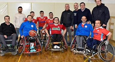 Erkek ve Güneşhan basketbol maçı izledi
