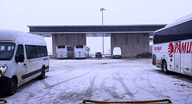 Gelibolu'da kar etkili oyuyor (videolu)