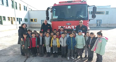 Gelibolulu itfaiyecilerden öğrencilere jest