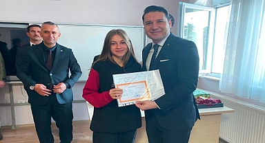 Kaymakam Göktaş, öğrencilerin karne heyecanını paylaştı