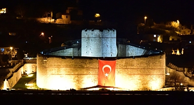 Kilitbahir Kalesine şehitler için bayrak asıldı