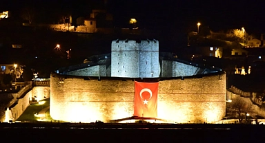 Kilitbahir Kalesine şehitler için bayrak asıldı