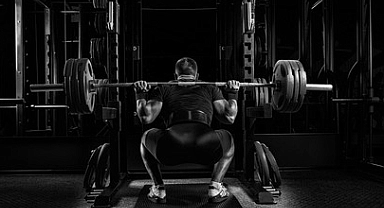 Squat Egzersizi: Güçlü Bacaklar ve Alt Vücut İçin Anahtar Bir Hareket