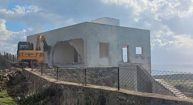 Ayvacık’ta kaçak yapılar yıkılıyor