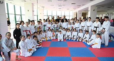 Biga Belediyesi, Karate Kursuna Kuşak Bağlama Töreni Düzenledi