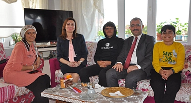 Biga Kaymakamlığı'ndan Emircan'a Doğum Günü Sürprizi